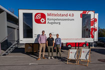 Ein Bild vom Mittelstand 4.0-mobil vom Kompetenzzentrum Augsburg mit den Fachleuten